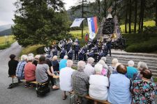Spoštljiv spomin na ustreljene talce na Belem polju