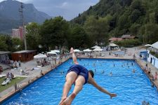 Privlačni skoki s stolpa na kopališču Ukova
